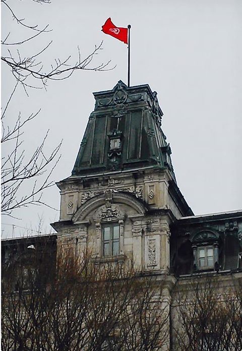 Le drapeau tunisien hissé sur la tour de l’Assemblée Nationale du Québec