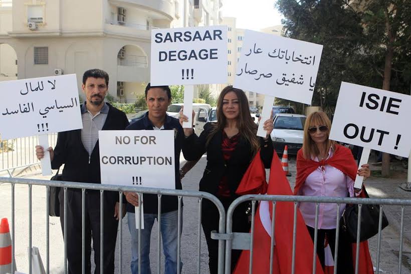 Photo du jour: Leila Hammami brandit un "dégage" à l'adresse de Chafik Sarsar