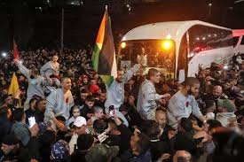 Liesse à Ramallah à l'arrivée des prisonniers palestiniens libérés