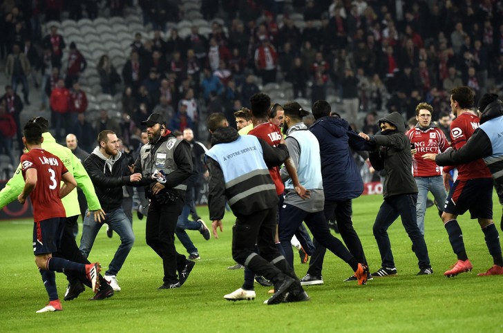 Cela ne se passe pas que chez nous, on a frôlé la catastrophe au stade de Lille!