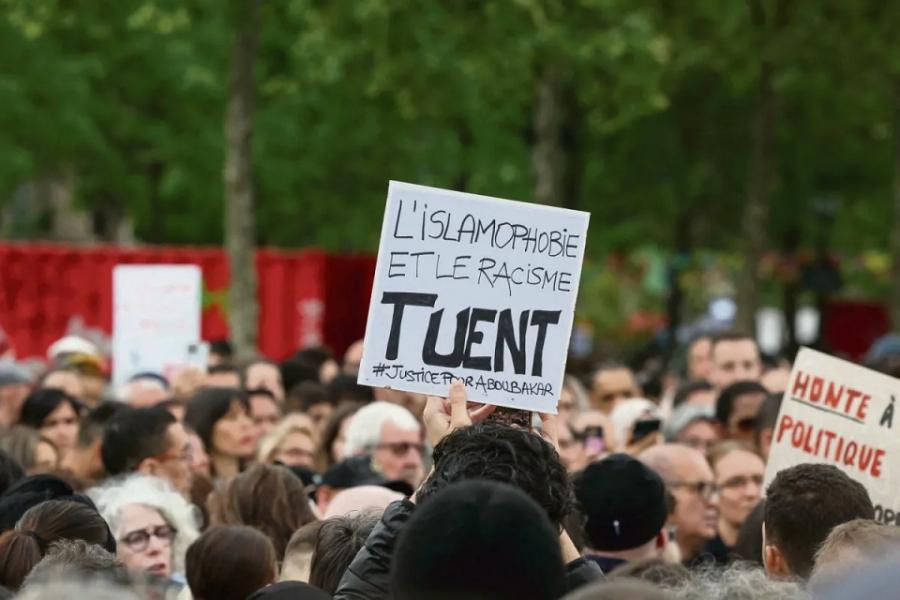Le long silence de Bruno Retailleau après le meurtre raciste et islamophobe d’Aboubakar