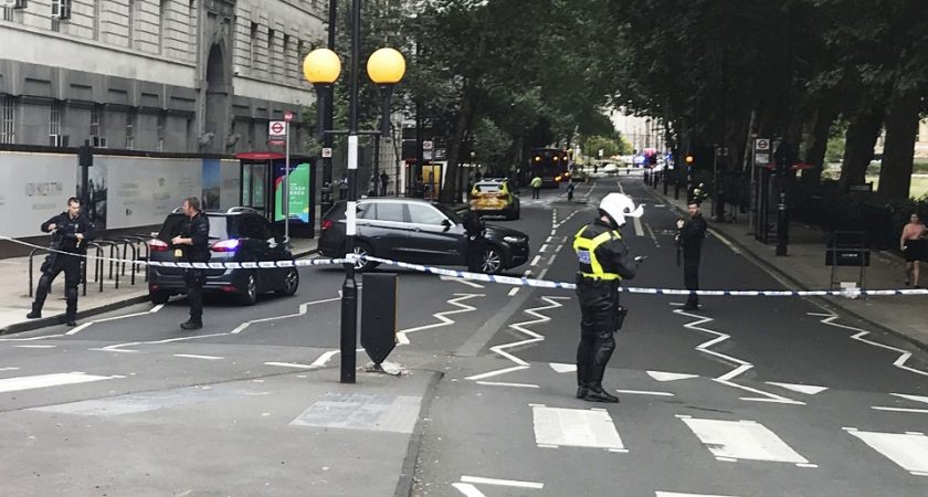 Londres: Une voiture fonce sur les barrières de sécurité du Parlement