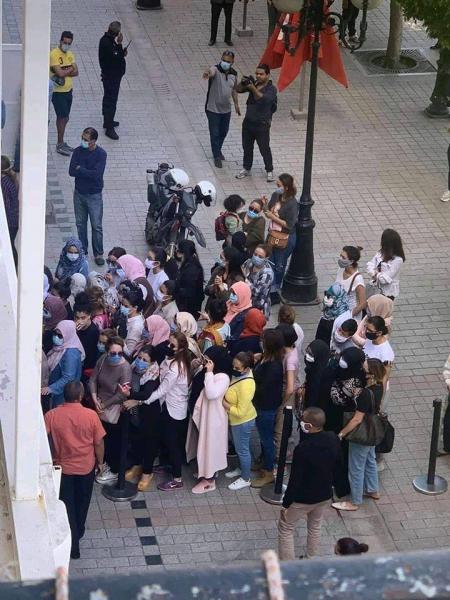 Coronavirus : Les Tunisiens entassés devant les magasins