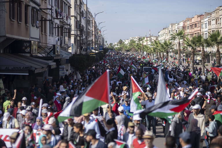 Maroc : Des dizaines de milliers défilent en solidarité avec les Palestiniens.