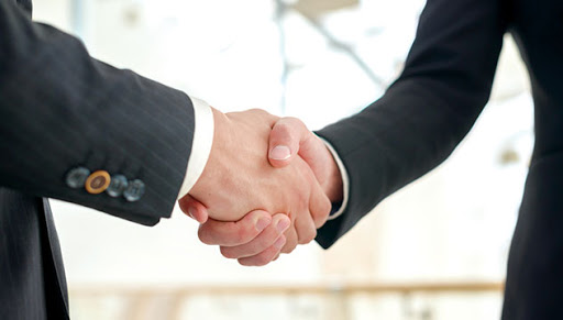 Bise et poignée de main: Faut-il changer nos habitudes pour contrer le coronavirus ?