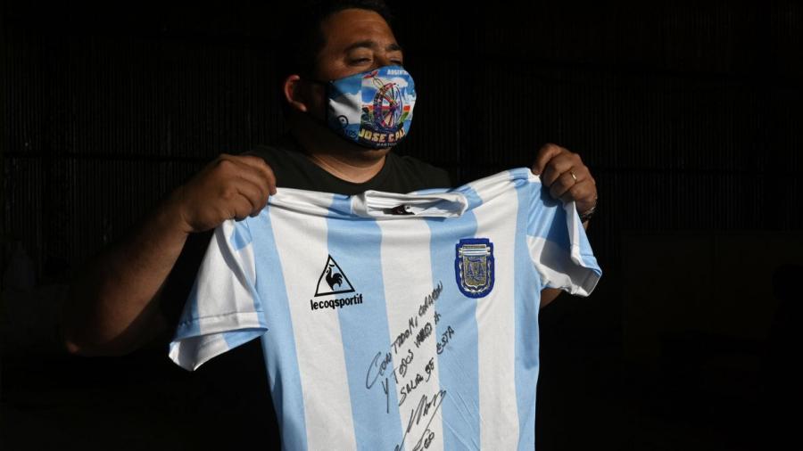 Coronavirus: Un maillot de Maradona pour aider des défavorisés de Buenos Aires