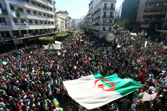 Algérie : une foule impressionnante manifeste à Alger, La France et Macron fustigés