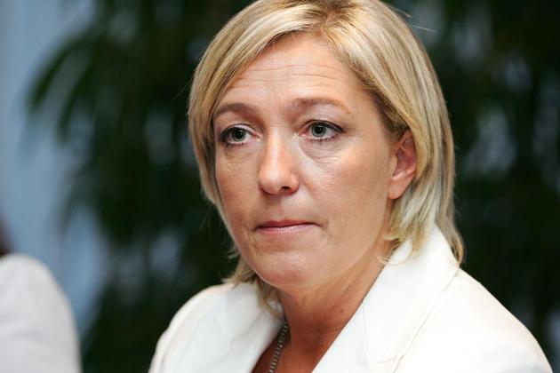 Marine Le Pen veut sanctionner le port du voile mais pas la Kippa
