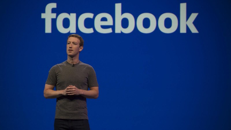 Le fondateur de Facebook a perdu la moitié de sa fortune