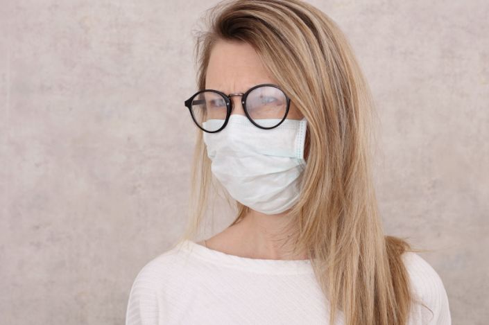 Avec le masque, comment éviter la buée sur les lunettes
