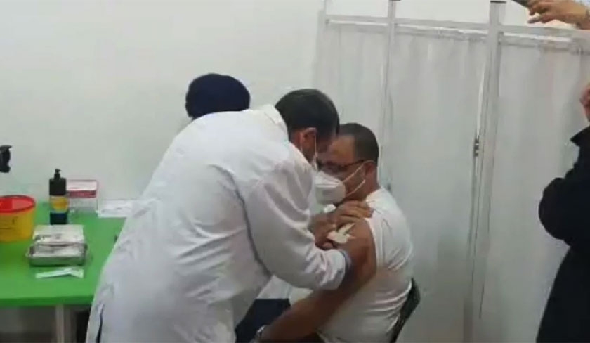 Hichem Mechichi se vaccine au centre de l'Ariana