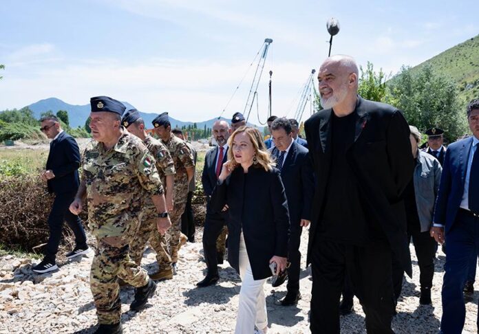Controverse autour de la construction d'un centre de migrants italo-albanais (vidéo)