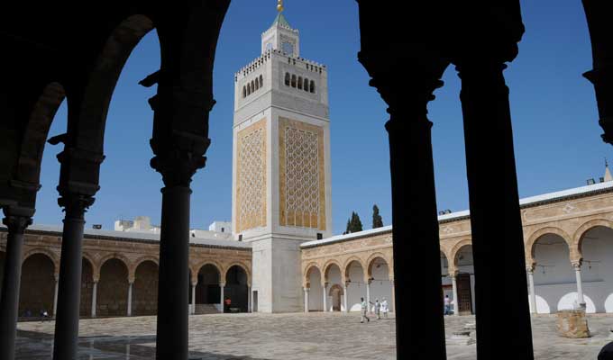 Les imams brandissent la menace de suspendre les prières dans les mosquées