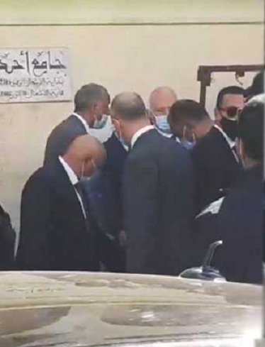 Kaïs Saied effectue la prière du vendredi à la mosquée d'Ettadhamen
