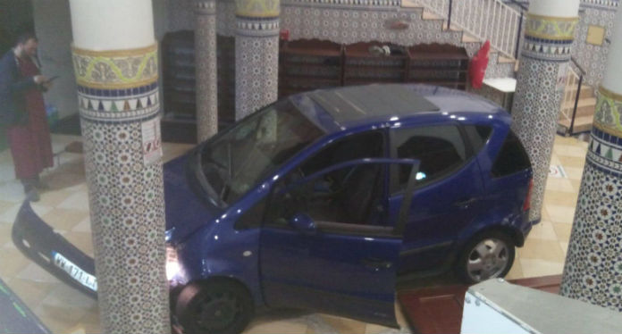 France : Mosquée percutée par une voiture..10 minutes avant, ça aurait été un carnage (vidéo)