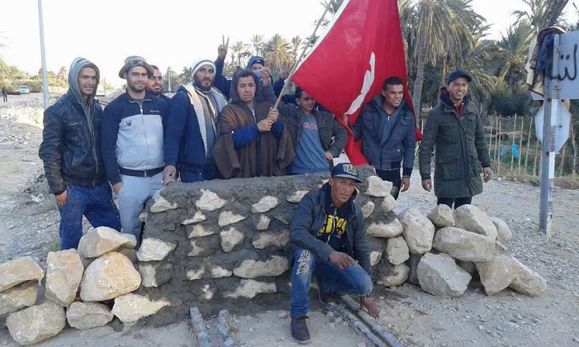 Inadmissible : Des manifestants bloquent la voie ferrée par un… muret