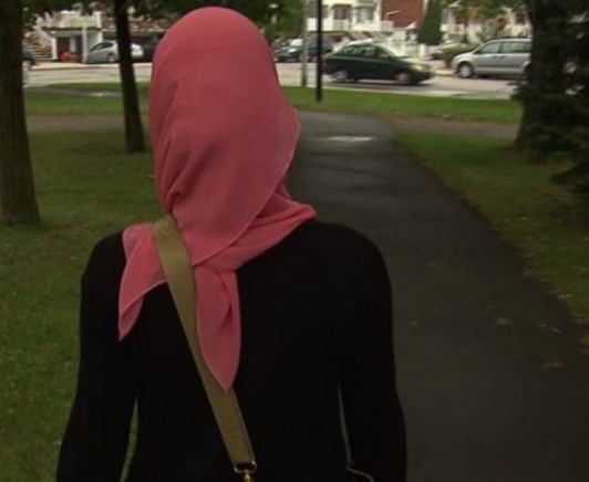 Elle encourt 6 mois de prison pour avoir éconduit une femme voilée