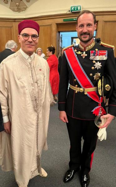 Nabil Ammar, en habit traditionnel, représente la Tunisie à la cérémonie d’intronisation du Roi Charles III