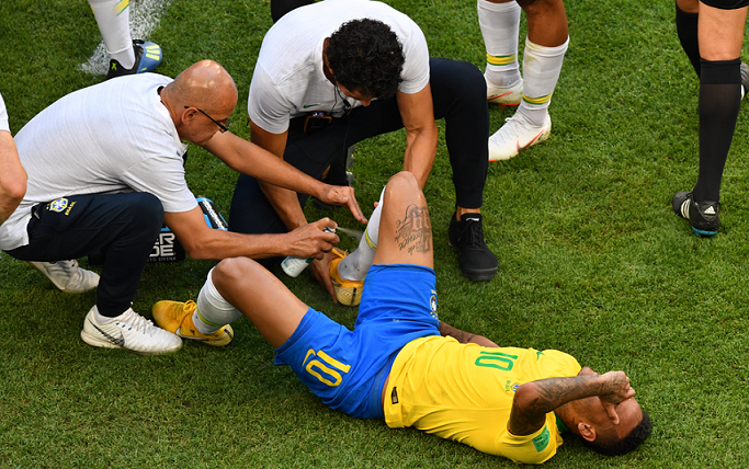 Neymar a passé 14 minutes à se rouler au sol depuis le début du Mondial