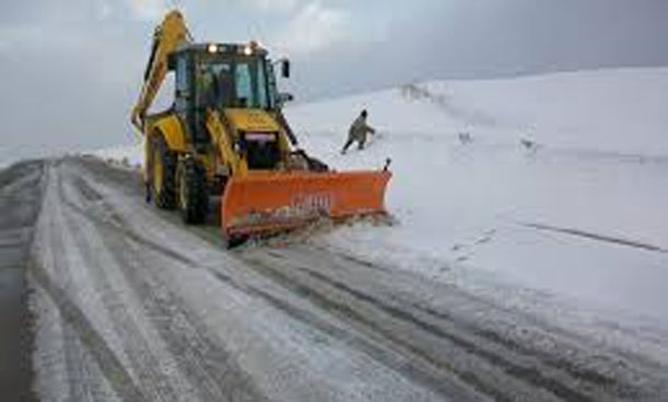 Chutes de neige: Plus de 50 engins en action pour dégager les routes