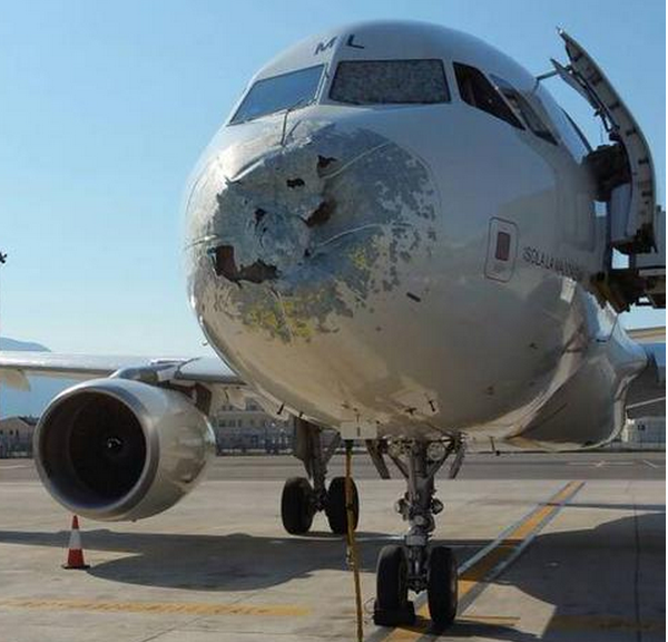 Le nez d'un avion détruit par une tempête de grêlons atterrit en urgence en Italie