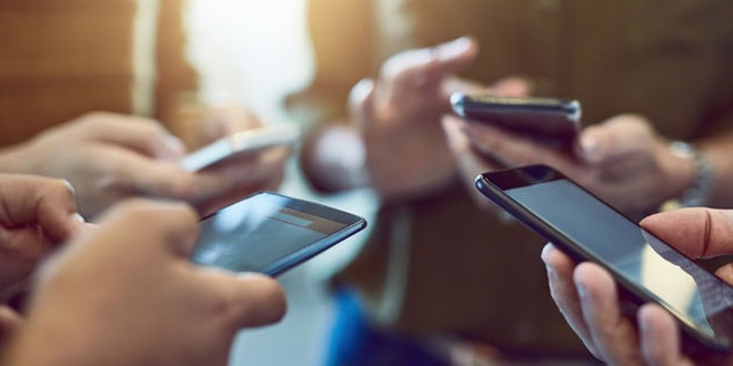 Les téléphones portables n’augmentent pas le risque de cancer du cerveau, selon une étude de l’OMS