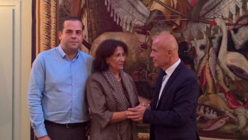 L’ambassadeur de France reçoit la mère du franco-algérien condamné pour « un baiser »