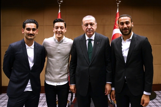 La photo d’Erdogan avec deux joueurs allemands d’origine turque suscite la colère de Merkckel