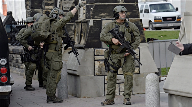Fusillade au Parlement d'Ottawa: Un tireur abattu