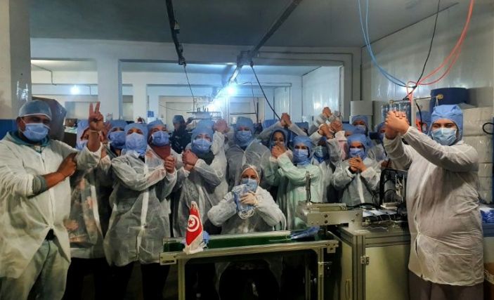 Coronavirus :  l’AFP parle des ouvrières qualifiées de "soldats" confinée à l'usine de Kairouan pour fabriquer des masques