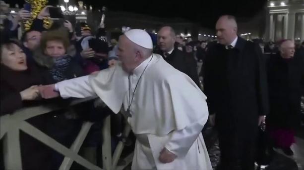 Agacé par le comportement d’une femme, le pape François perd son sang-froid