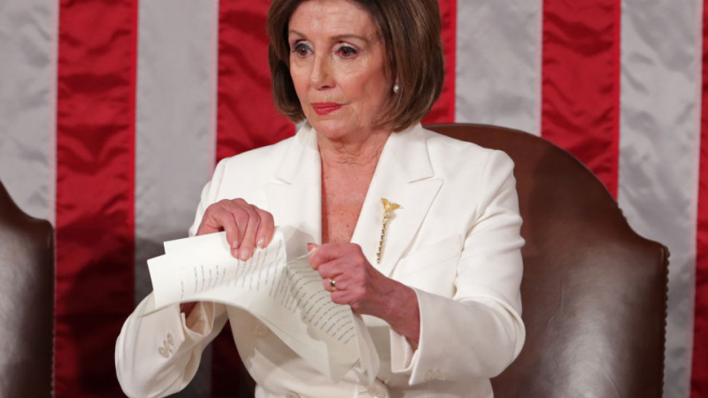 Nancy Pelosi déchire le discours de Donald Trump