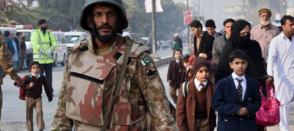 141 morts dans un attentat meurtrier: Le Pakistan lève le moratoire sur la peine de mort pour les terroristes
