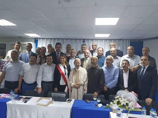 Photo du jour : La Maire-Cheikha- de Tunis, le Cheikh Ghannouchi et les dirigeants d’Ennahdha