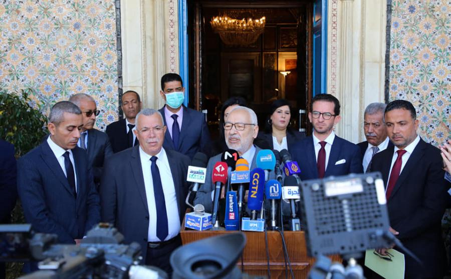 Photo du jour : Abir Moussi derrière Rached Ghannouchi-union sacrée contre le Coronavirus !?