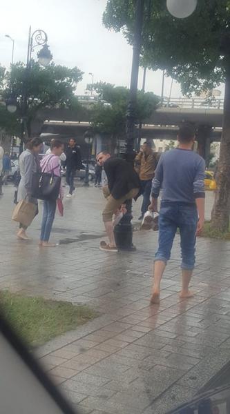 Photo du jour: A l'Avenue Bourguiba, tout le monde se déplace pieds nus !