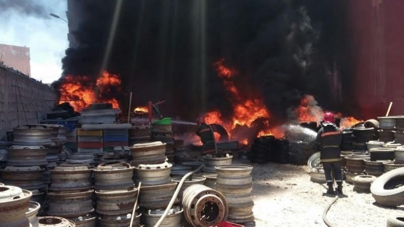 Un incendie ravage un entrepôt de pneus à Tunis