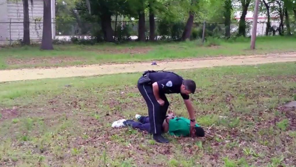 Racisme: Un policier blanc abat froidement un Noir de 8 balles dans le dos (Vidéo)