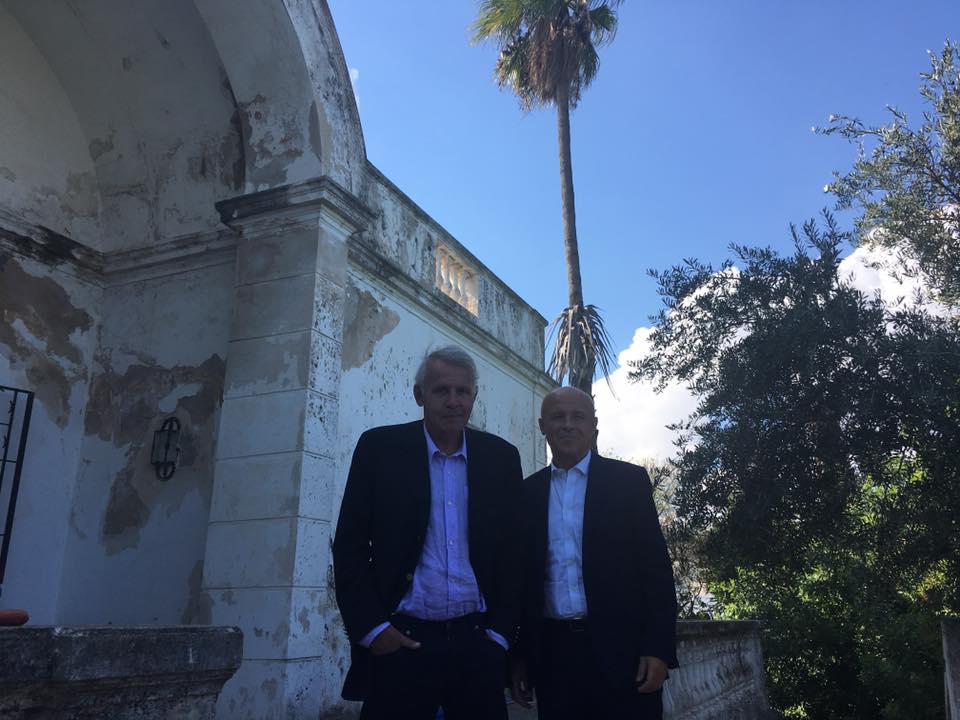 Patrick Poivre d’Arvor en admiration devant la maison de Carthage où Flaubert avait écrit « Salammbô »