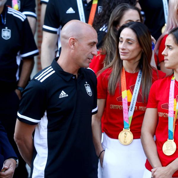 Le patron du foot espagnol paie cher son baiser forcé