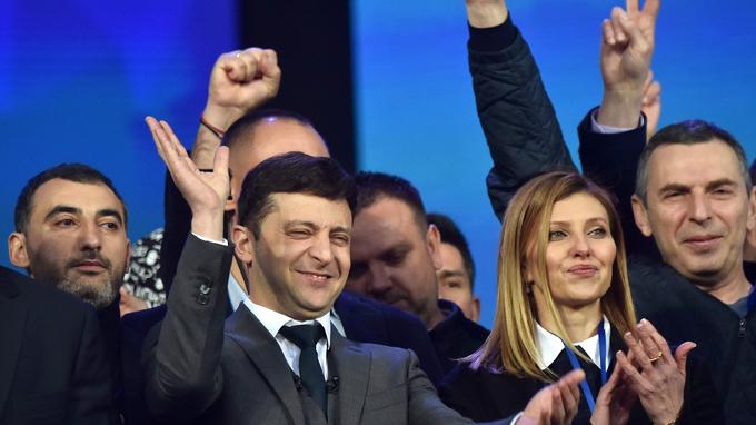 Ukraine : un humoriste, novice en politique élu avec une écrasante majorité à la présidentielle