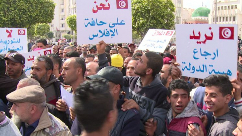 Rassemblement des commerçants du prêt-à porter à Sfax devant l'ARP