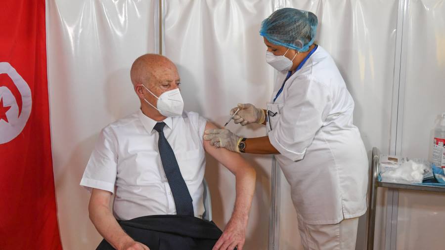 Le Président Kais Saied reçoit sa première dose de vaccin 