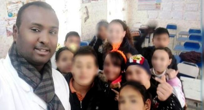 Tunisie: quand une parente traite un instituteur de « sale noir »