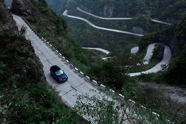 Le SUV de Land Rover établit un nouveau record sur la Route de Tianmen en Chine