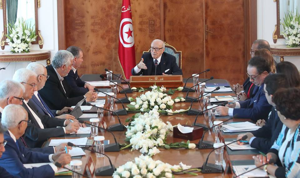 Départ de Chahed : ceux qui sont pour et ceux qui sont contre
