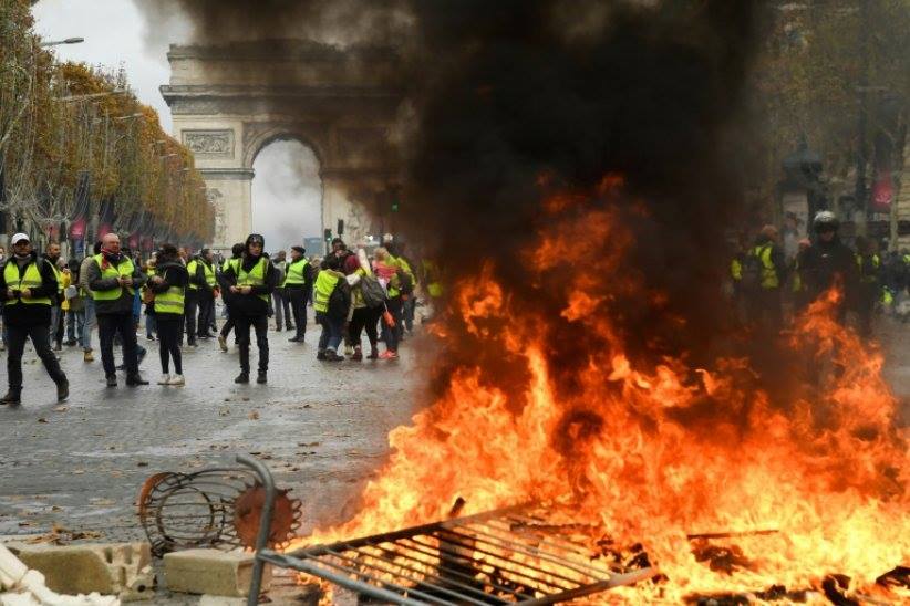 Paris: Scènes d’émeutes sur les Champs-Elysées 