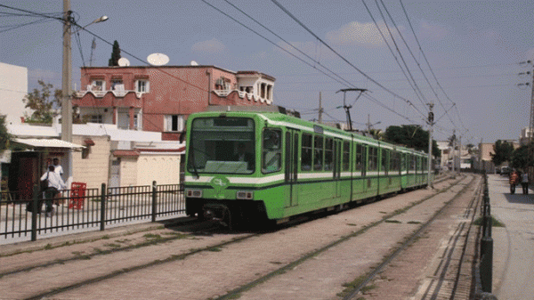 Un métro 5 percute un camion et déraille: 7 personnes blessées 