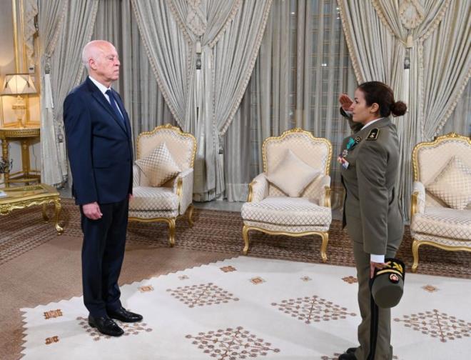 Ahlem Douzi l'experte en armement militaire décorée des insignes d’Officier de l’Ordre de la République