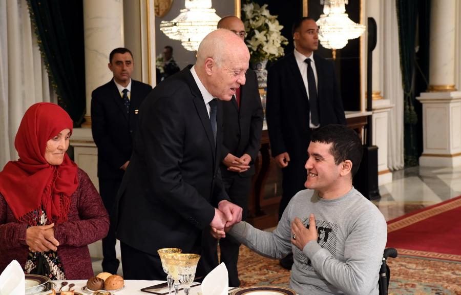 Saied rompt le jeûne avec les familles des martyrs